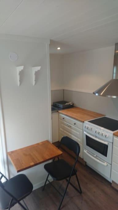 Nyrenoverad Charmig Gaeststuga Med Sovloft I Jaerpen Jarpen Exterior photo